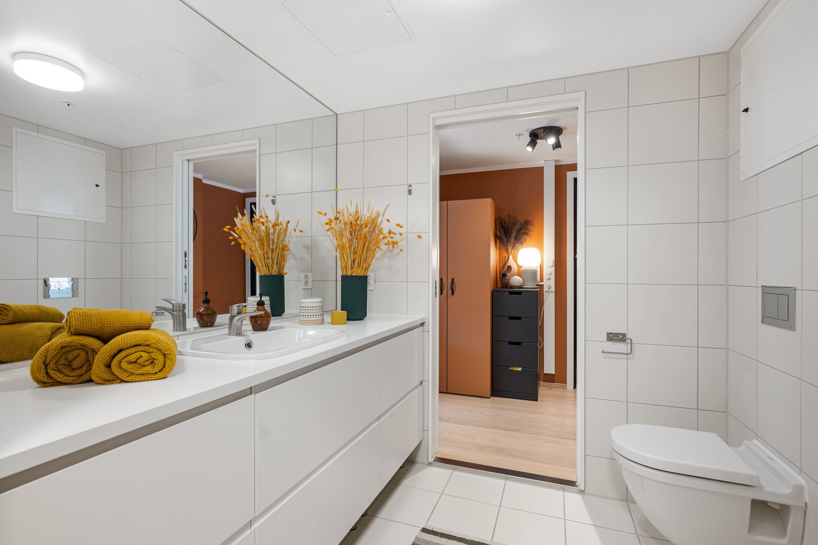 Fra entreen er det adkomst til et romslig og lekkert bad. Galleribilde