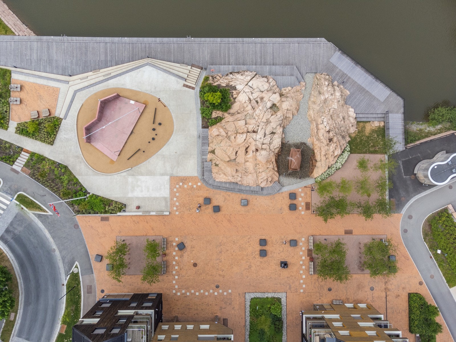 I sentrum finner vi torg, byrom og grønne lunger og blant annet dagligvarebutikk, bibliotek, innbyggertorg m.m. Galleribilde