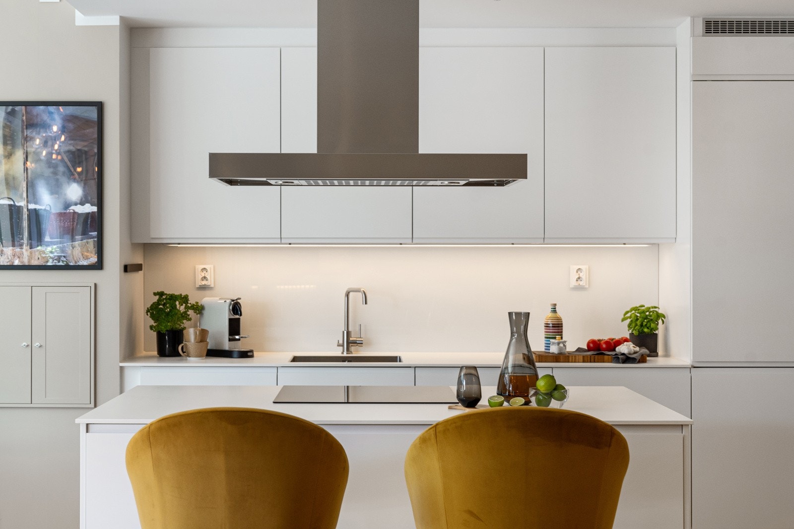 Kjøkkenøya innbyr til sosial matlaging med plass til hele familien. Galleribilde