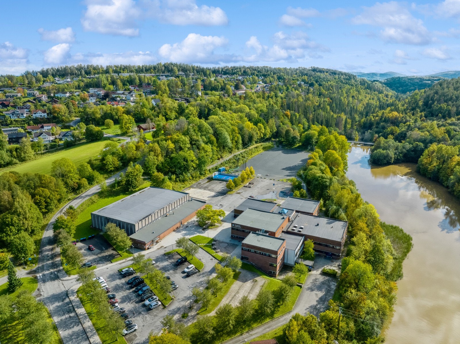 Når barna skal over til ungdomsskolen sogner området til Hovedgården ungdomsskole som ligger rett ovenfor sentrum. Galleribilde