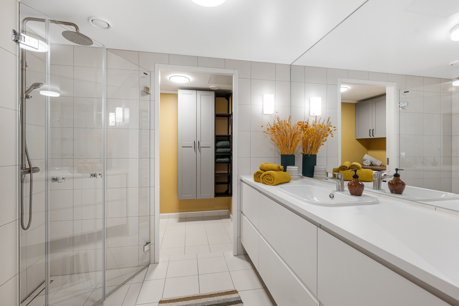 Her er det dusjhjørne med regnfallsdusj, toalett og servant integrert i romslig skuffeseksjon. Galleribilde