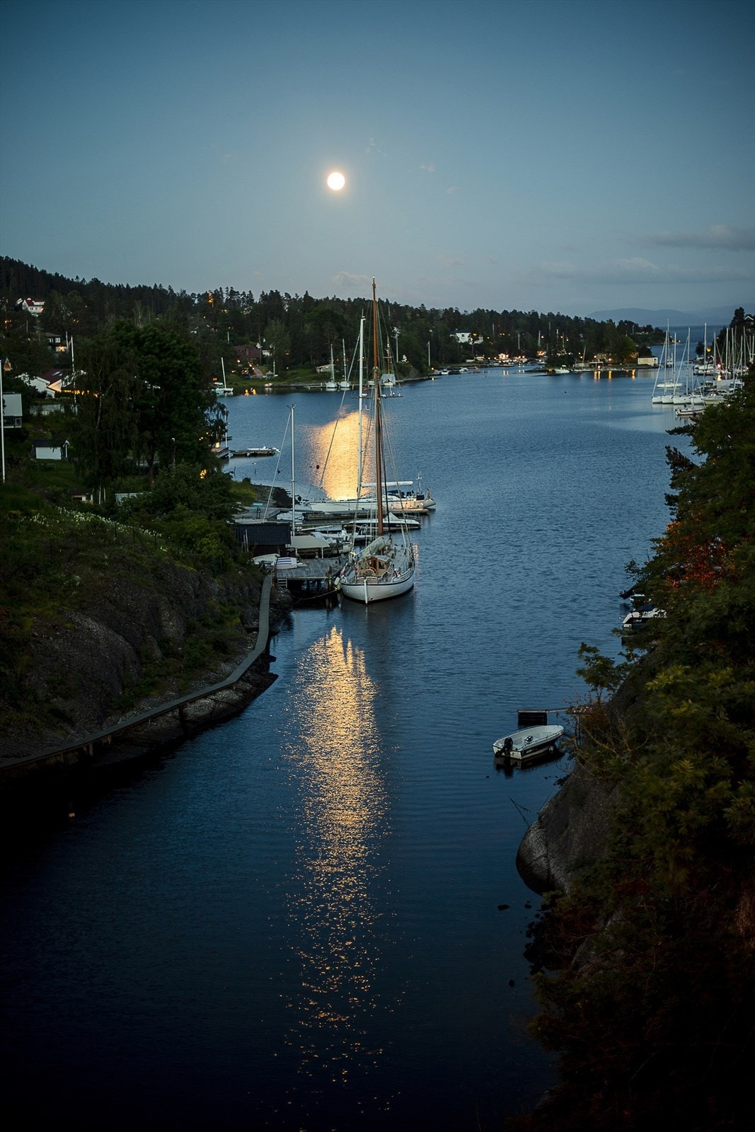 Eiendommen ligger idyllisk til i maritime omgivelser på Nesbukta/Holmen med umiddelbar nærhet til fjord og strand. Galleribilde