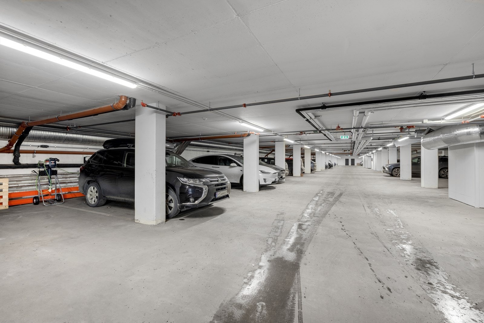 Det medfølger 2 garasjeplasser (nr. 9 og 10) med ladeboks plassert mellom. Galleribilde