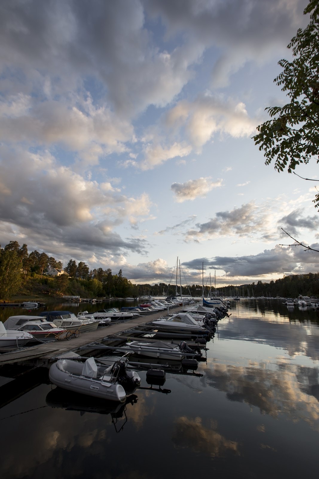 Det er båtplass tilgjengelig i båthavn på Holmen Yachtverft . Galleribilde