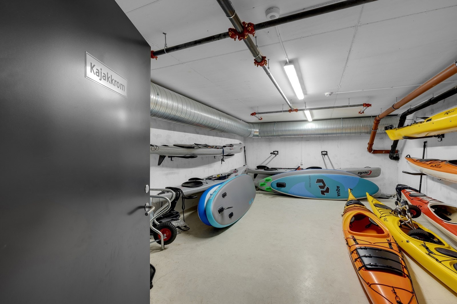 Felles kajakkbod - borettslaget har 4 kajakker til disposisjon. Galleribilde