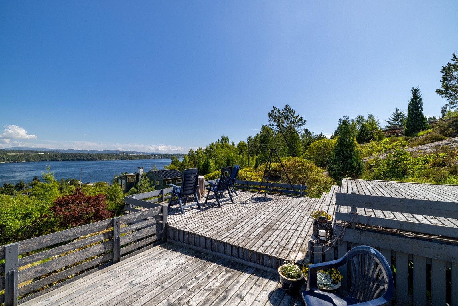 Med slik utsikt og utsøkte solforhold er terrasse et ''must''. Terrassen her er på hele 47 m². Nyt solskinn fra morgen til kveld! Galleribilde