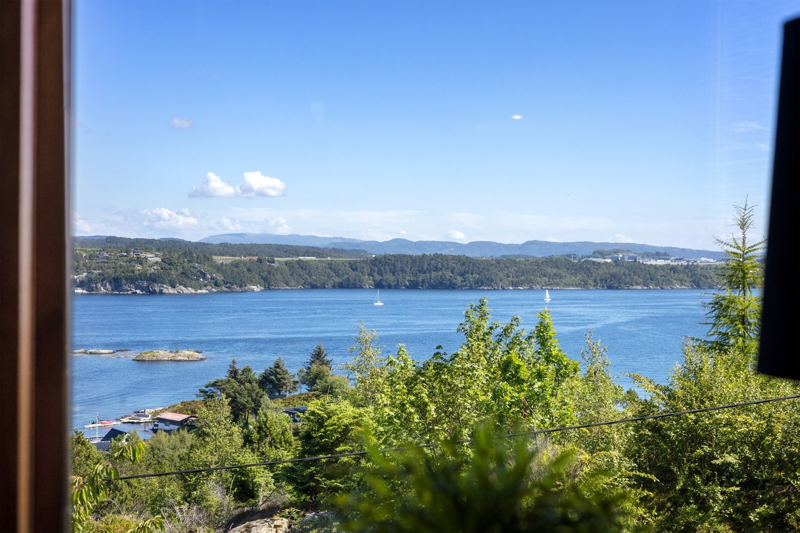 Mektige Raunefjorden kommer virkelig til sin rett fra denne høyden Galleribilde