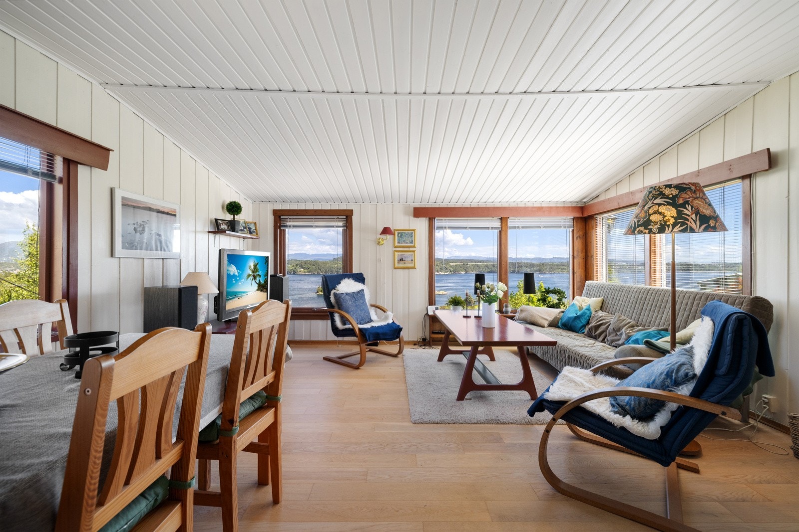 Hytten gir plass til både spise- og sittegruppe, og du vil sjeldent gå lei av å skue ut utover mektige Raunefjorden fra sofakroken Galleribilde