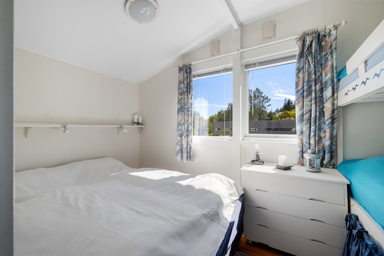 Like ved entréen befinner soverommet seg. Soverommet har plass til både dobbeltseng og køyseng Galleribilde