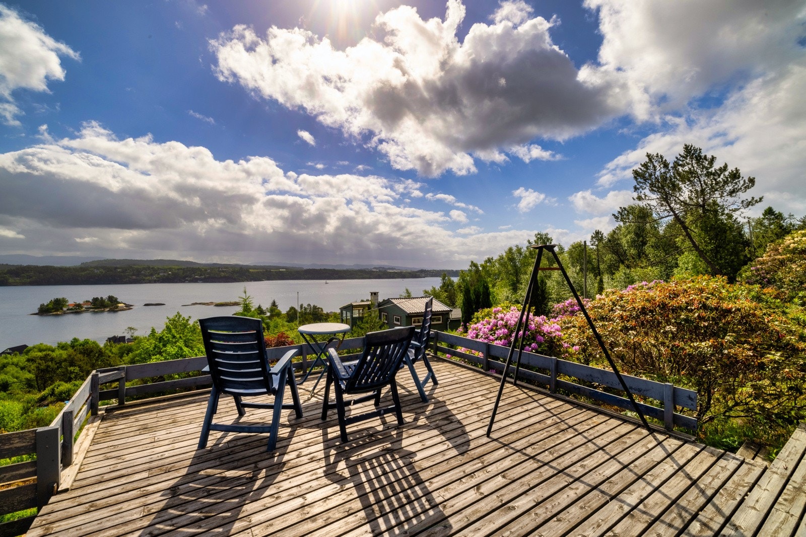 Grill, sol deg, hør på fulgekvitter, nyt havets skjønnhet - slapp av og nyt avbrekk fra den travle hverdagen. Galleribilde