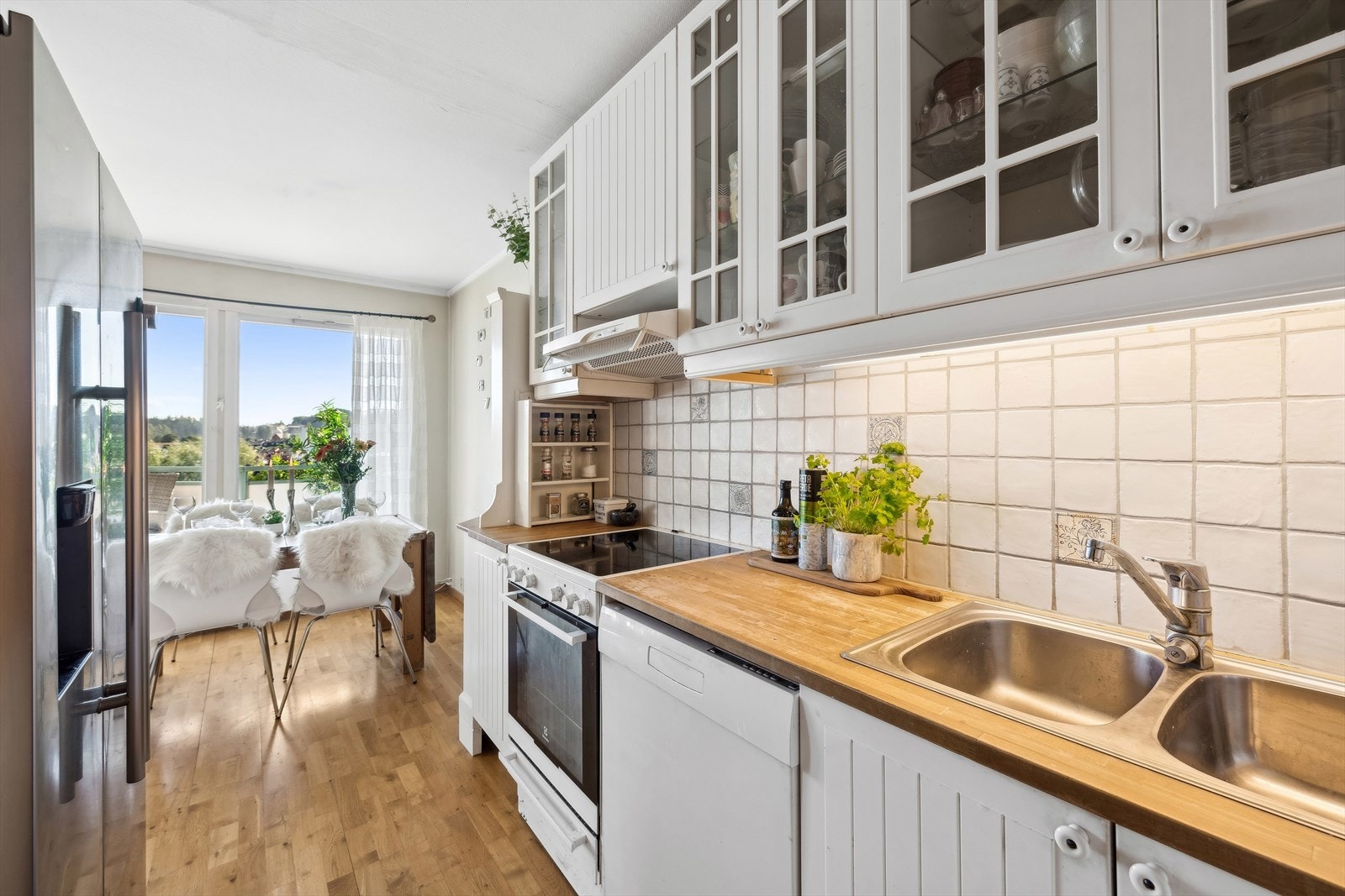 Det er store vinduer og flott utsikt fra uteplassen. Galleribilde