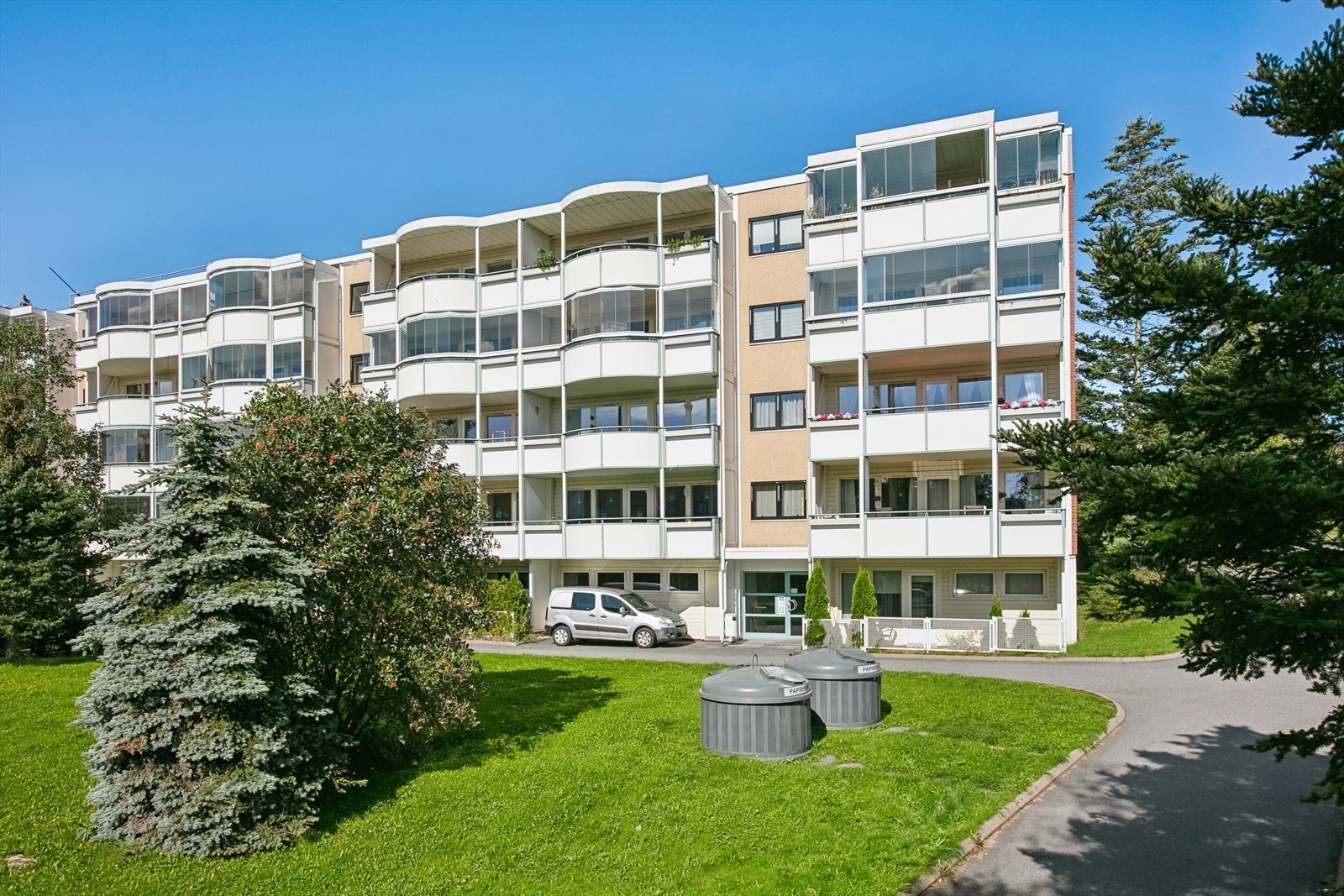 Leiligheten ligger meget bra til i toppetasje med flott utsikt. Galleribilde