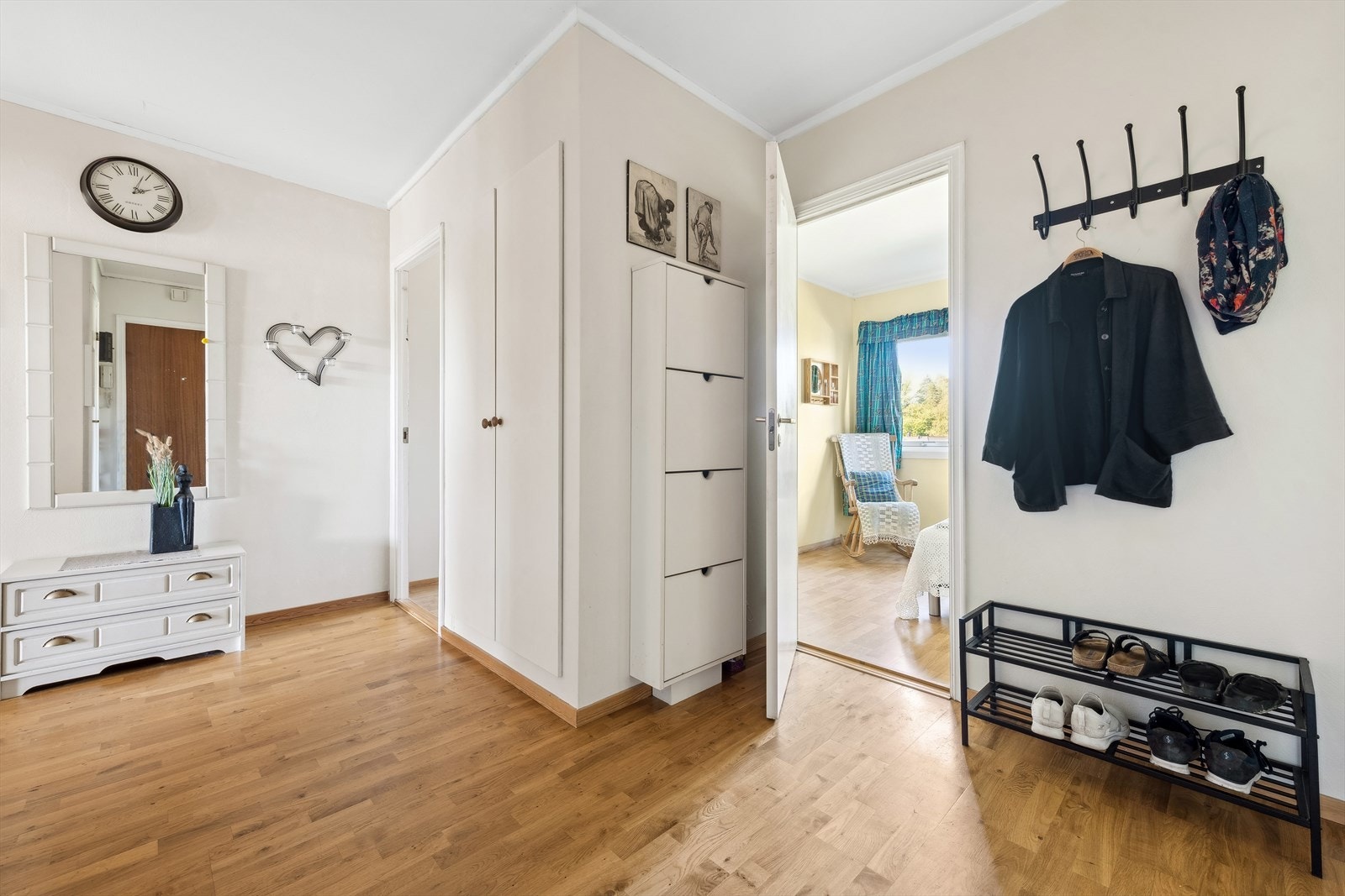 Her er det god plass til klesoppheng m.m. i tillegg til at boden ligger praktisk plassert for ytterligere oppbevaring. Galleribilde
