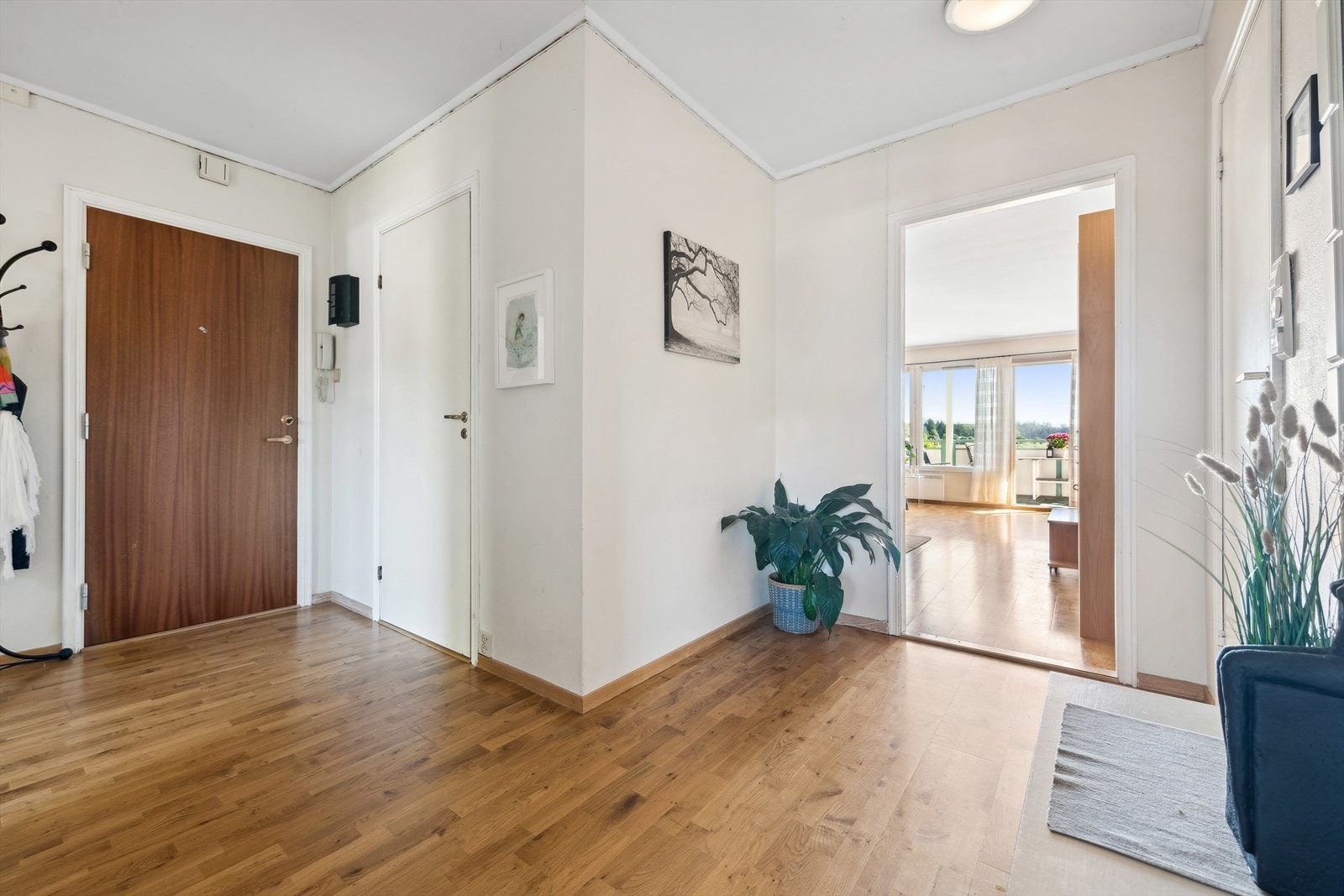 Velkommen inn til en romslig entré. Galleribilde