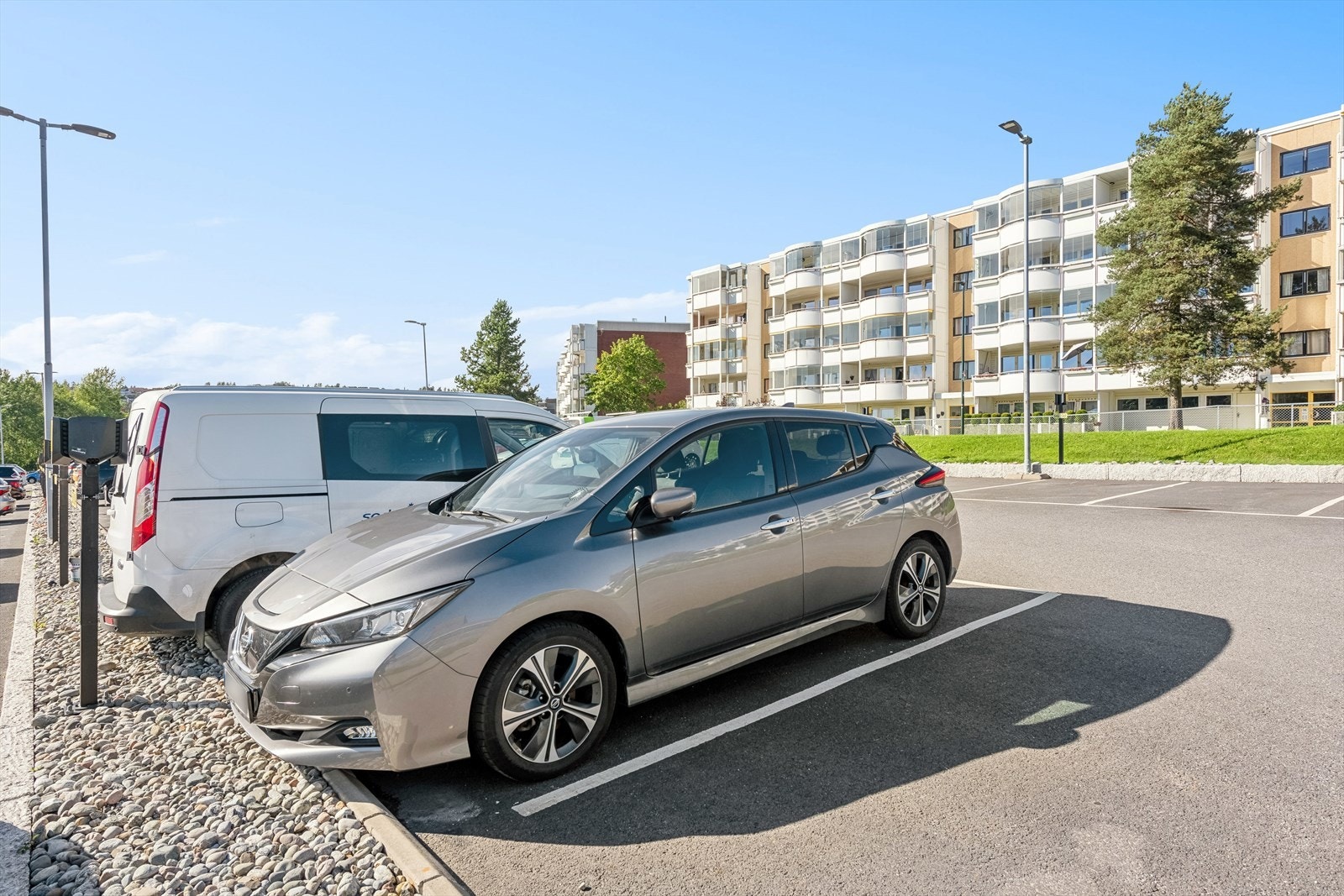 Det disponeres p-plass med el-bil lader. Galleribilde