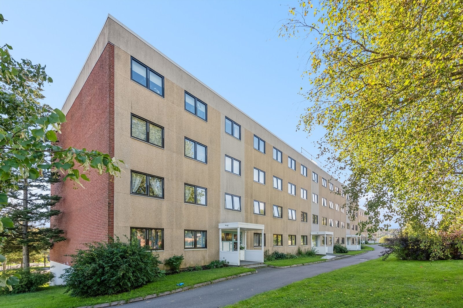 Det er inngang på begge sider av blokken. Galleribilde