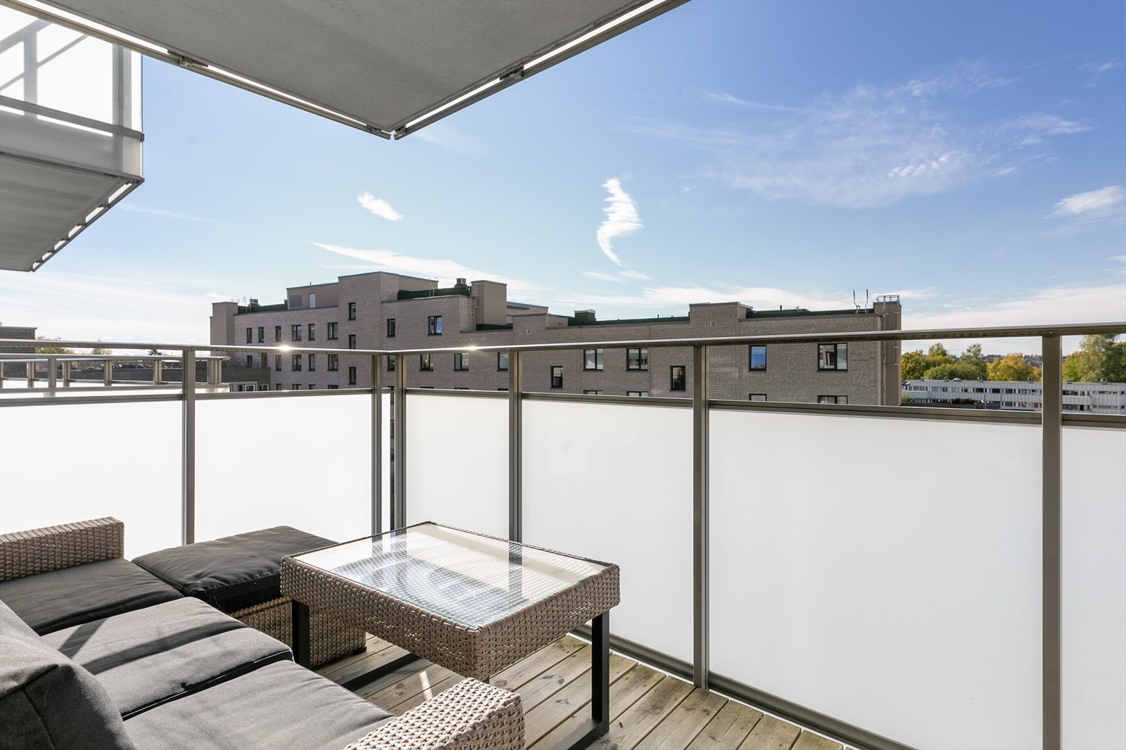 Herlig vestvendt balkong med gode solforhold - perfekt solforhold. Det er også tilgang til felles takterrasse Galleribilde