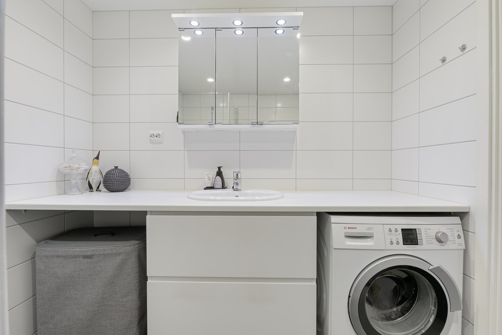 Smart løsning med opplegg for vaskemaskin under benk Galleribilde