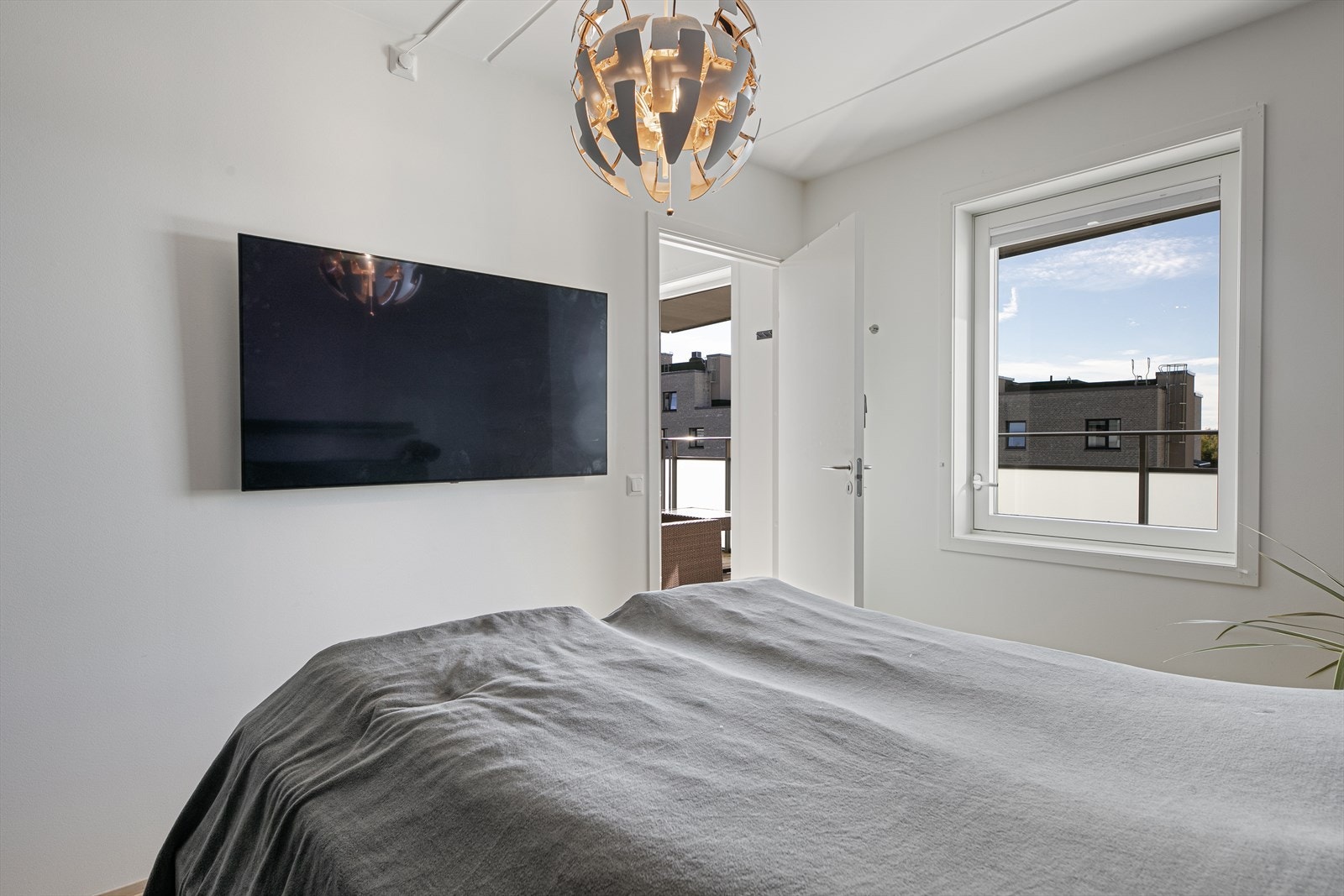 Praktisk og luftig soverom med god plass til dobbeltseng og smarte løsninger for optimal plassutnyttelse Galleribilde