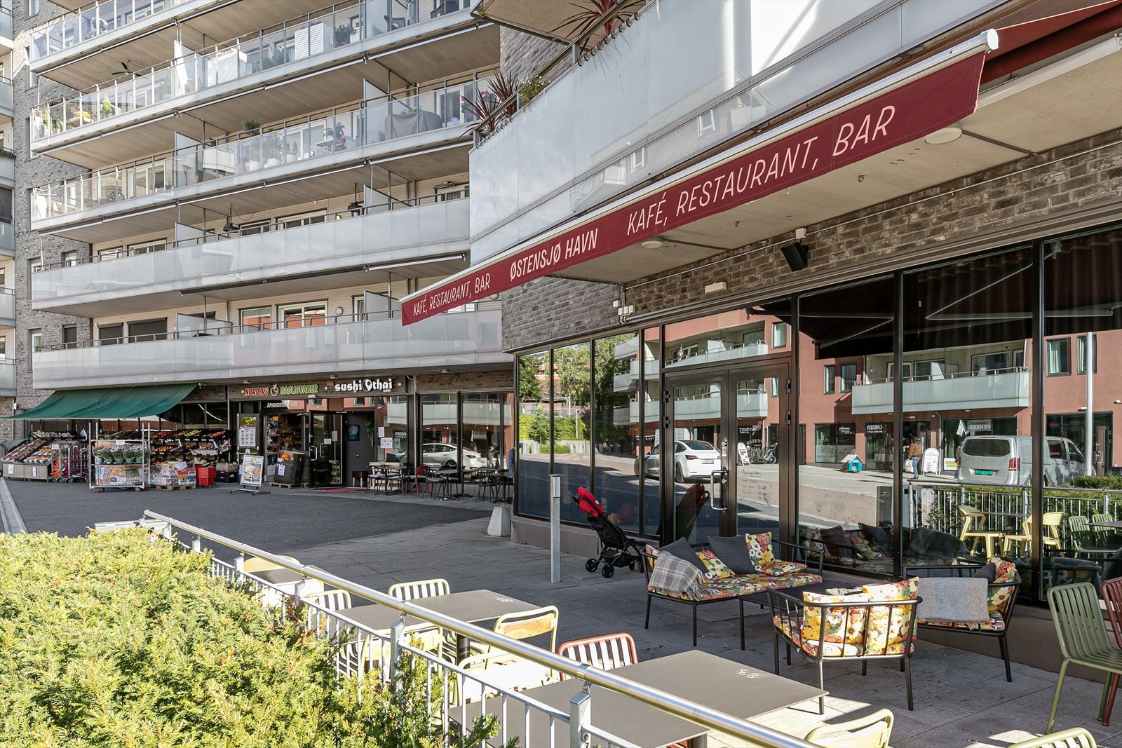 Like ved leiligheten finner man alt av kafér, restauranter og dagligvarer Galleribilde