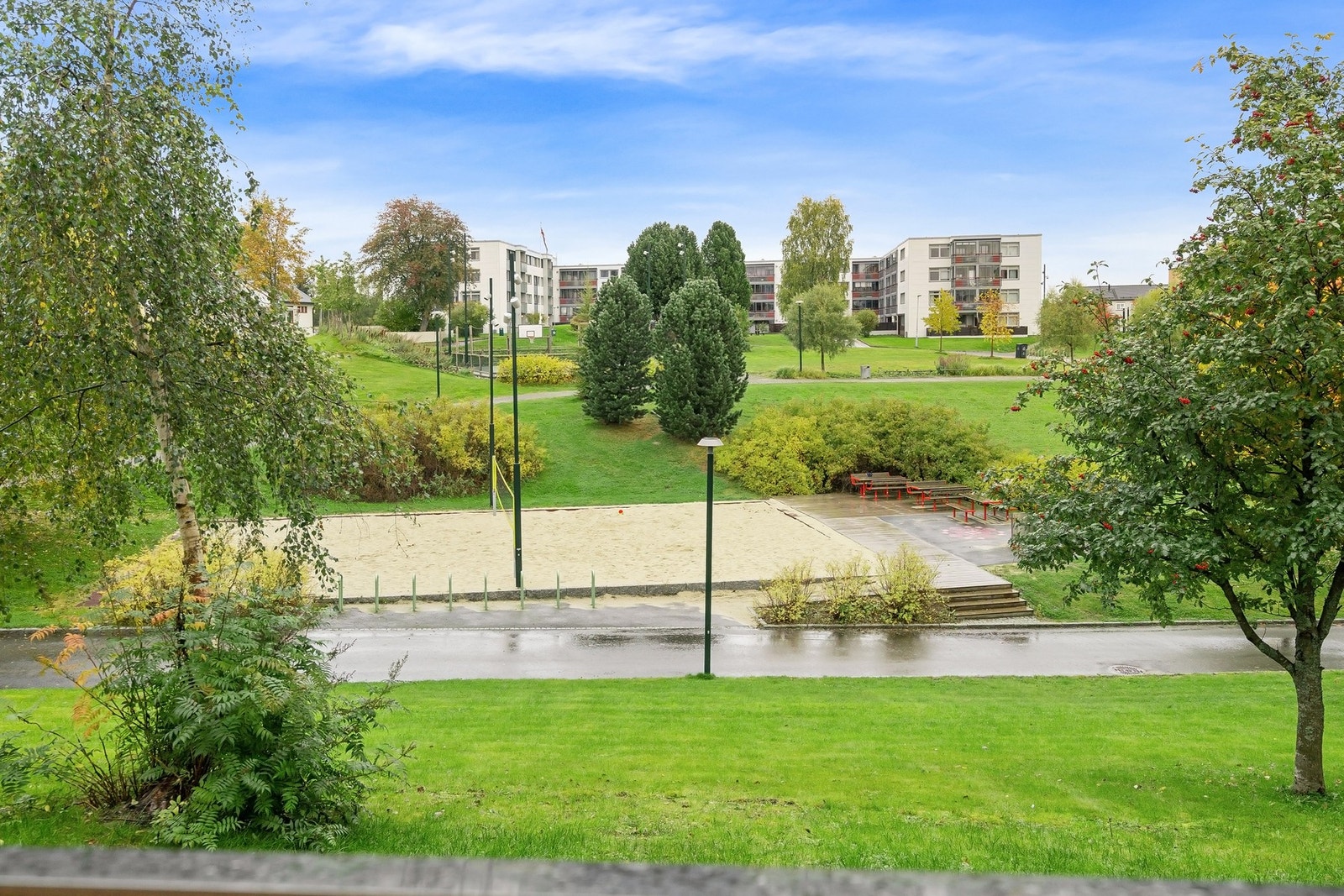 Dalen aktivitetspark ligger rett ved leiligheten med volleyballbane, skateområde og parkour, bordtennisbord, hengekøyer, lekeplasser og møteplasser og et eget sceneområde som kan brukes til ulike arrangement. Galleribilde