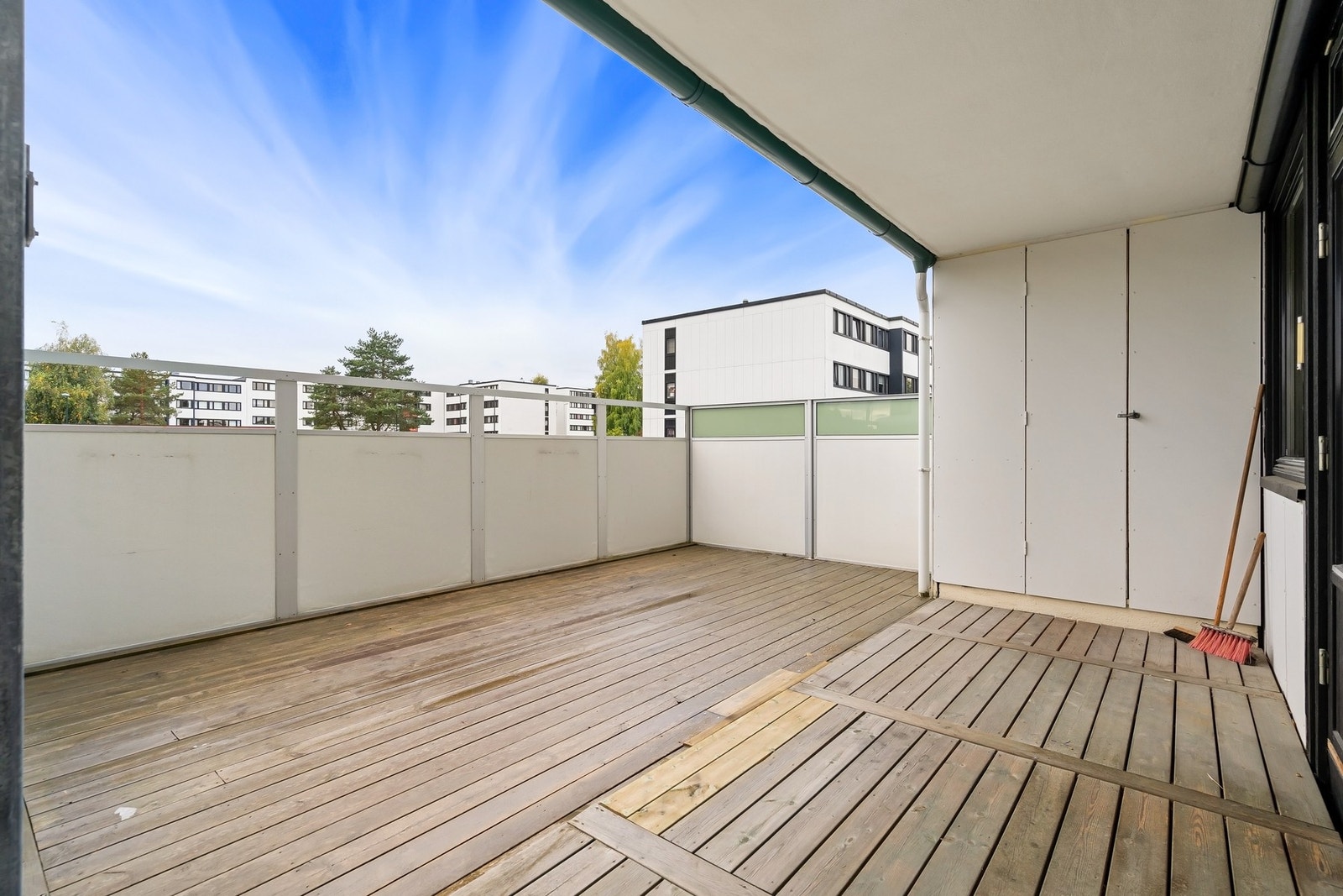 God plass til ønsket utemøblement. Praktisk bod på terrassen. Galleribilde