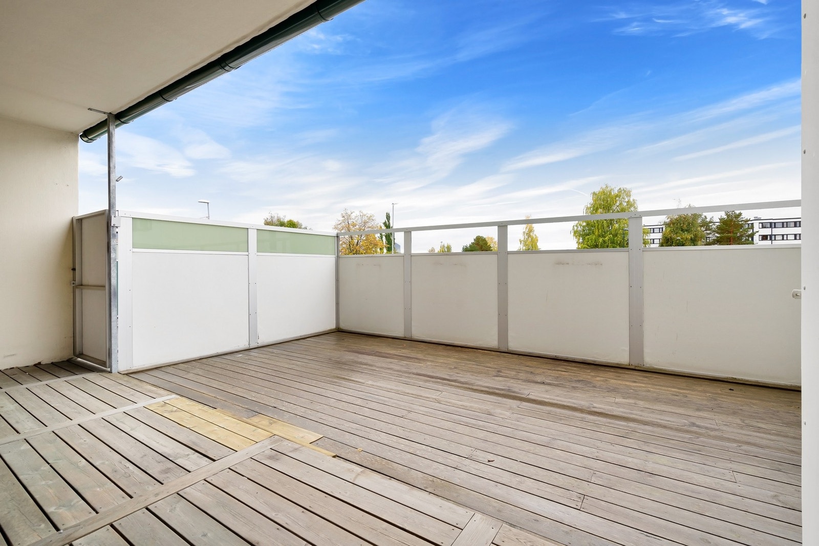 Fra stuen er det utgang til en stor sørvendt terrasse på 27m². Galleribilde