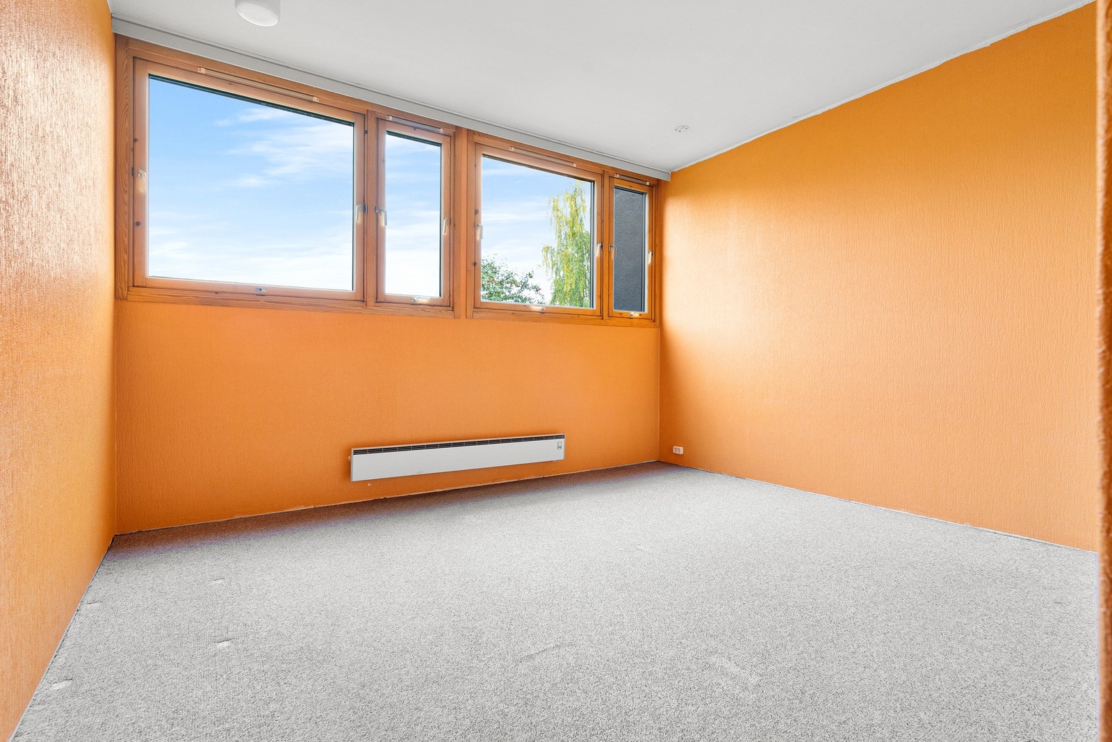 Romslig hovedsoverom på 12,5m² med store vindusflater. Galleribilde