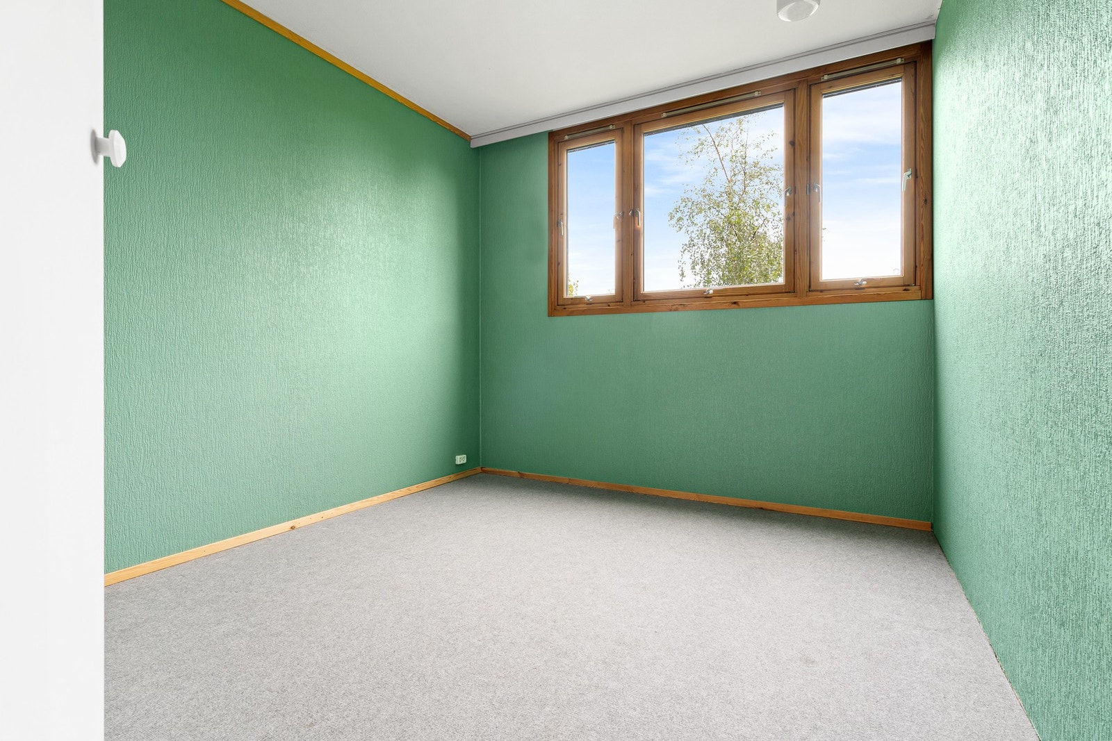 Soverom 2 på 10,5m² med plass til dobbeltseng og garderobeløsning. Galleribilde