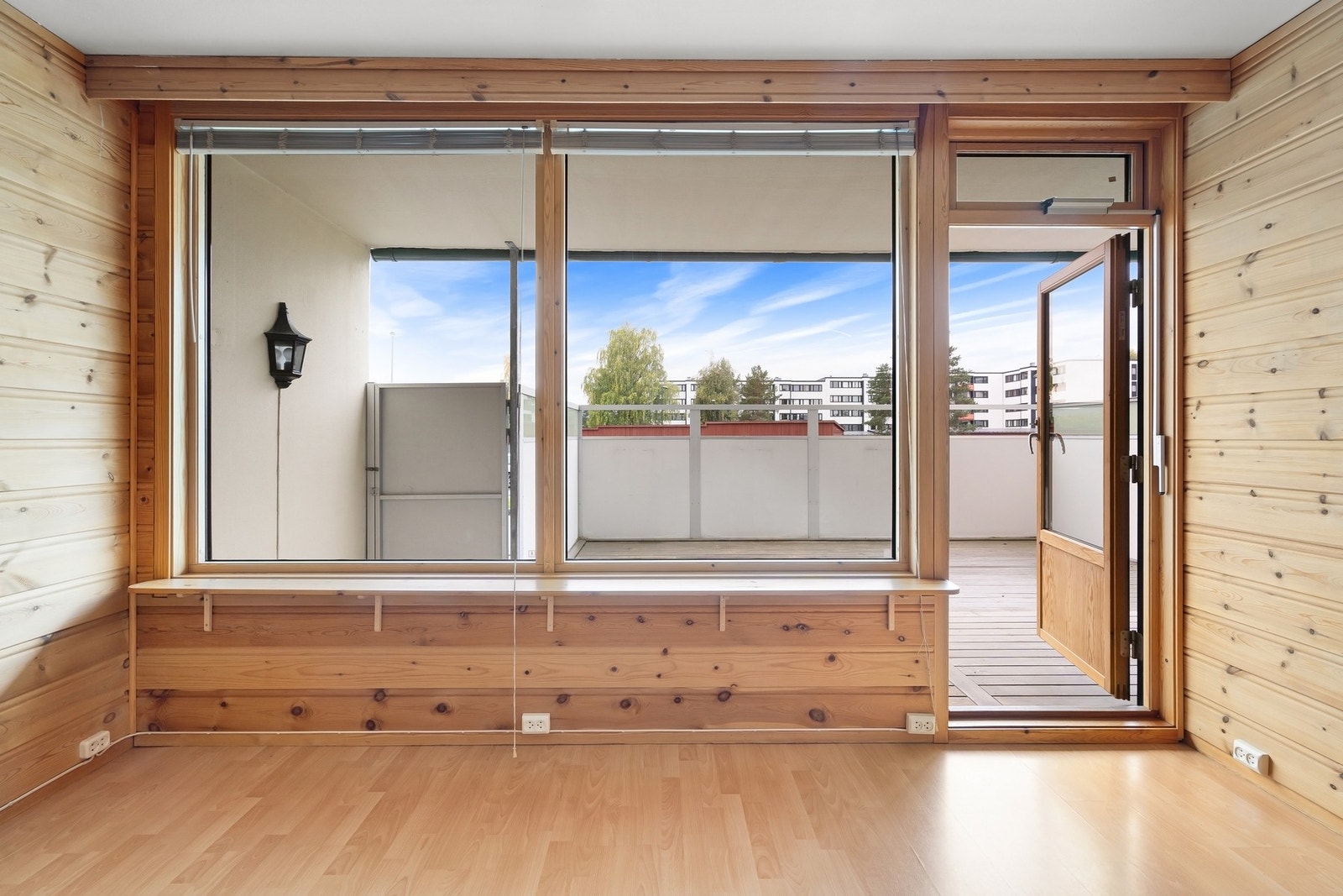 Store vindusflater som sørger for rikelig med naturlig lysinnslipp. Galleribilde