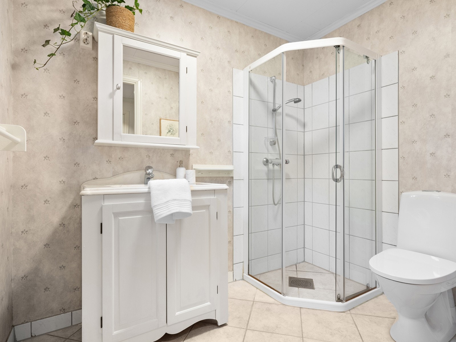 Baderommet i 1. etasje har fliser på gulv og i dusjsone. Galleribilde