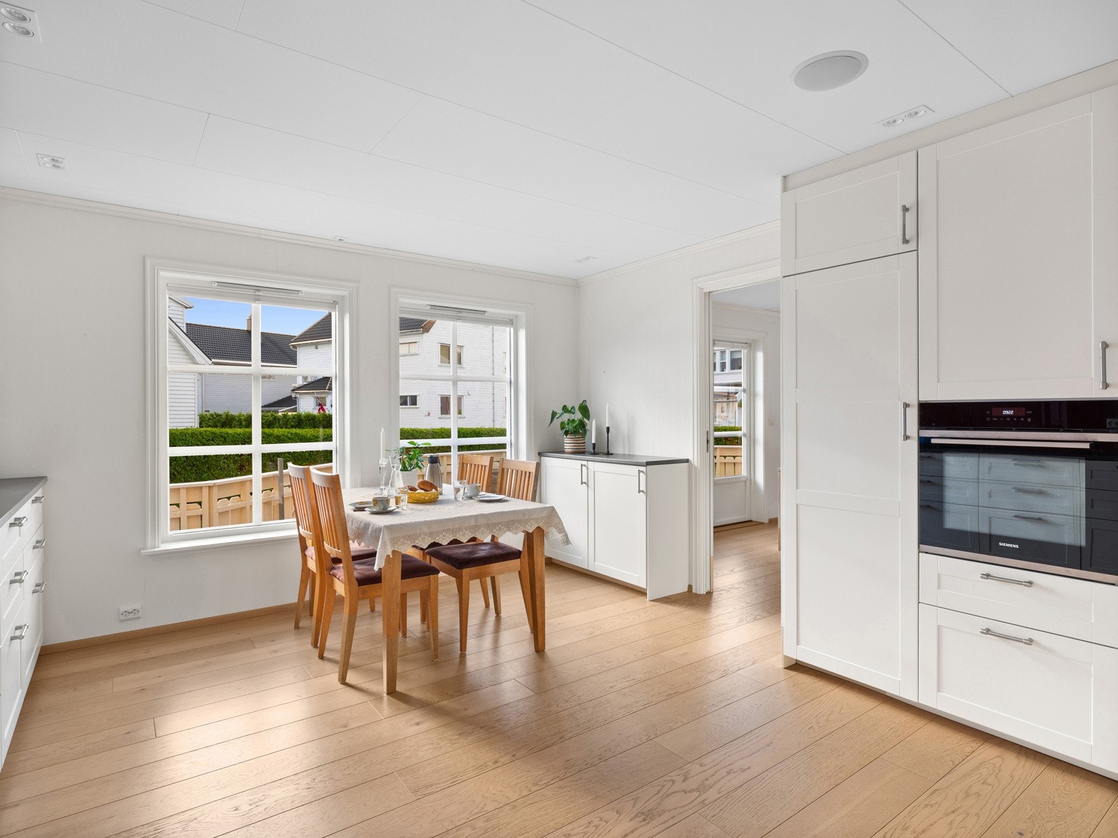 Kjøkkeninnredning fra 2015 med hvite fronter mot mørk benkeplate. Galleribilde