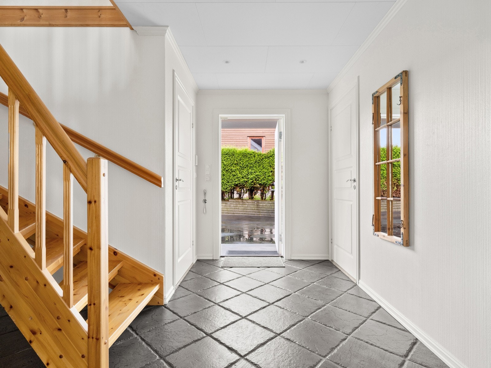 Flislagt entré med åpen trappeløsning og tilliggende bod. Galleribilde