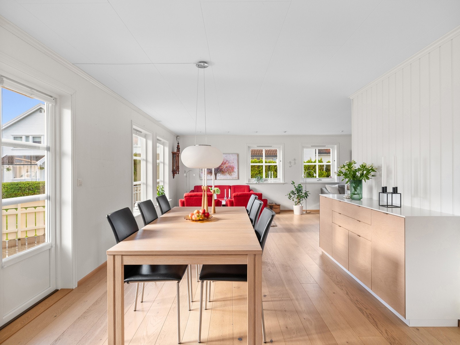 Stuen er i vinkel og rommer mange gjester samtidig som den oppleves lun når en er få. Galleribilde