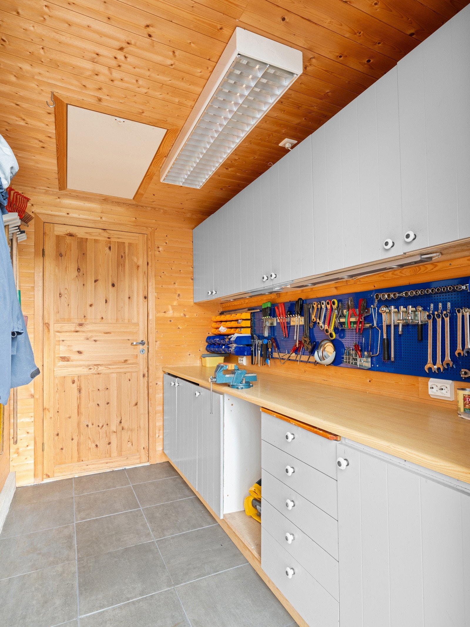 Garasje og carport med tilrettelagt arbeidsrom. Galleribilde