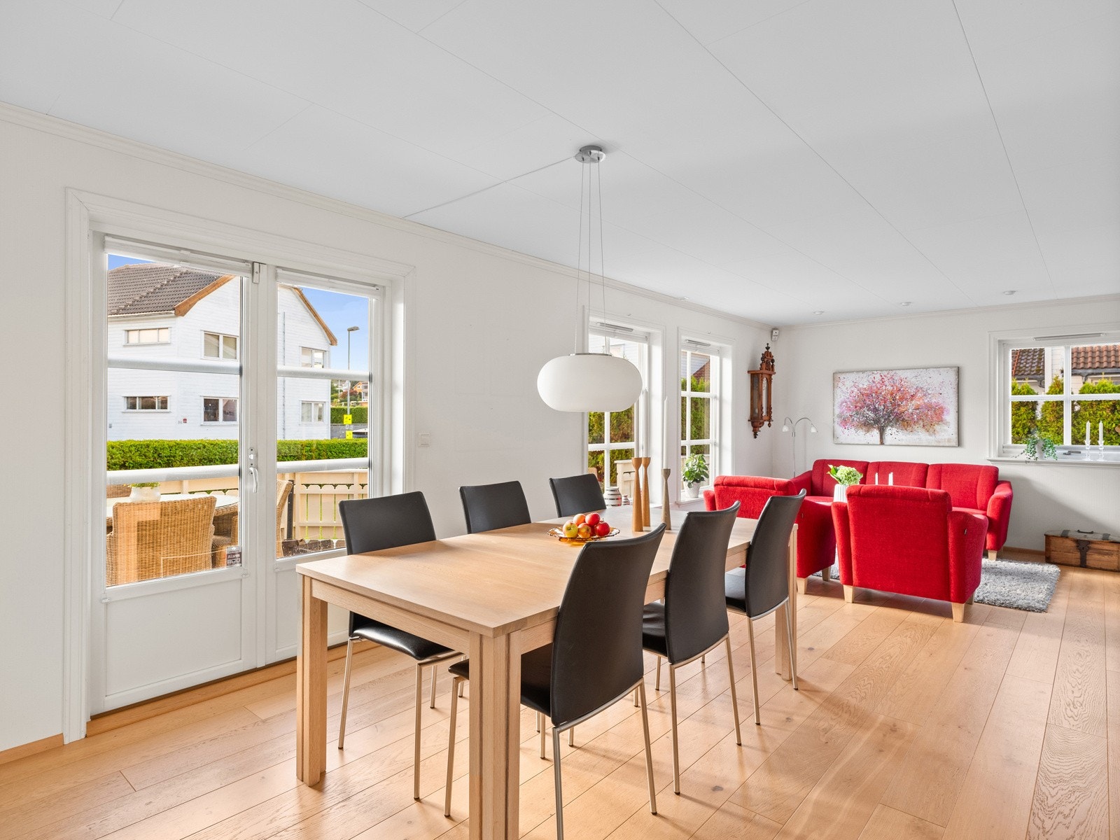 Innbydende rom med mye dagslys fra store vindusflater og fint tilknyttet terrassen. Galleribilde