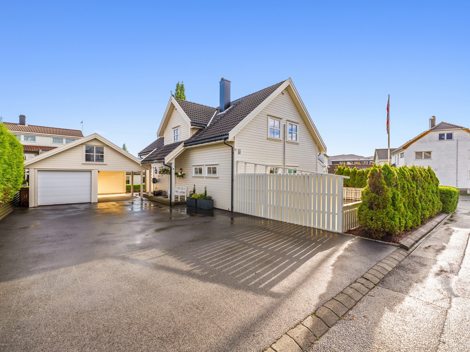 Garasje og carport med hobbyrom og loft. Galleribilde