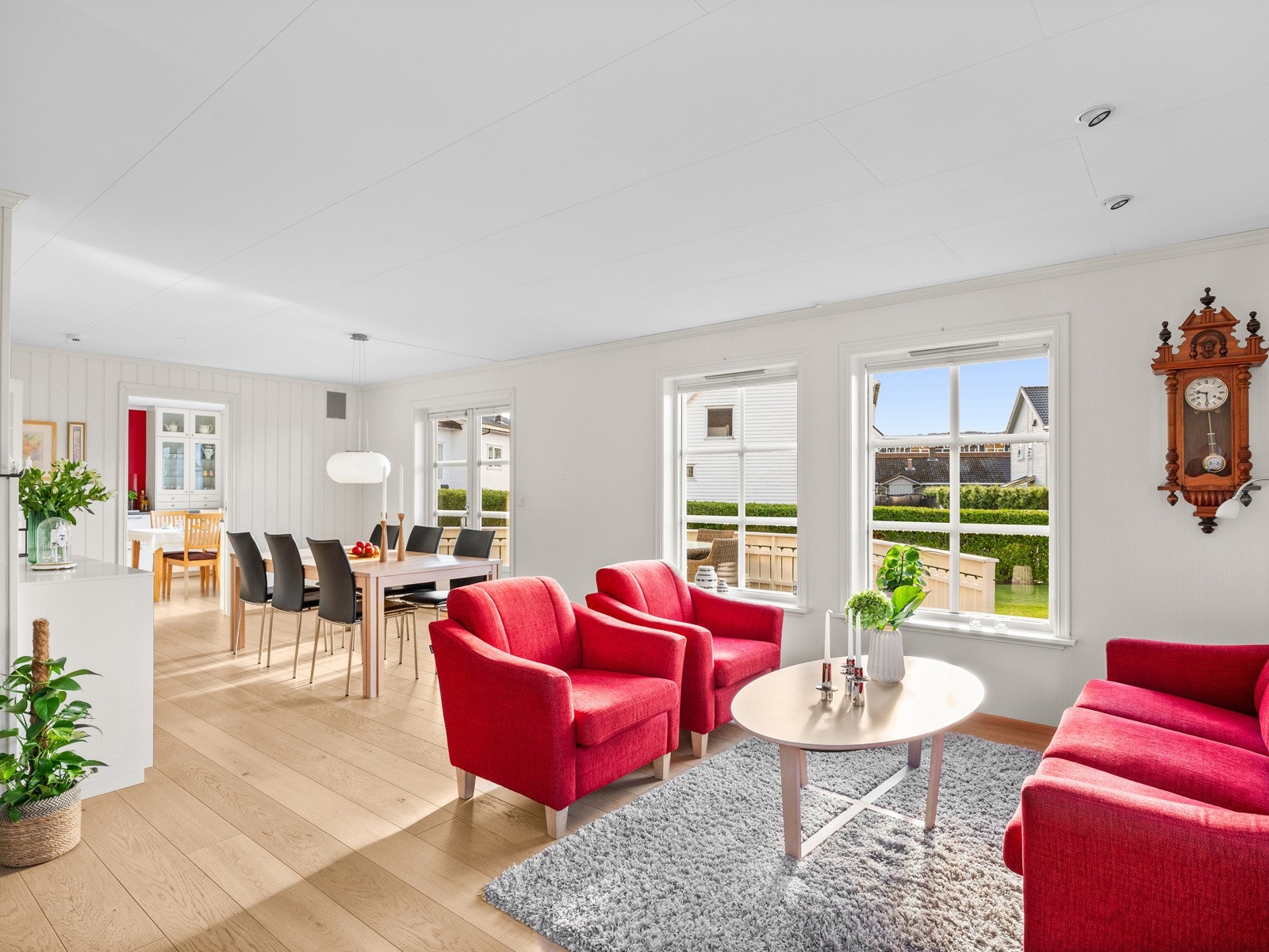 Hele førsteetasjen er viet stue, kjøkken, baderom og bi-inngang/vaskerom. Galleribilde