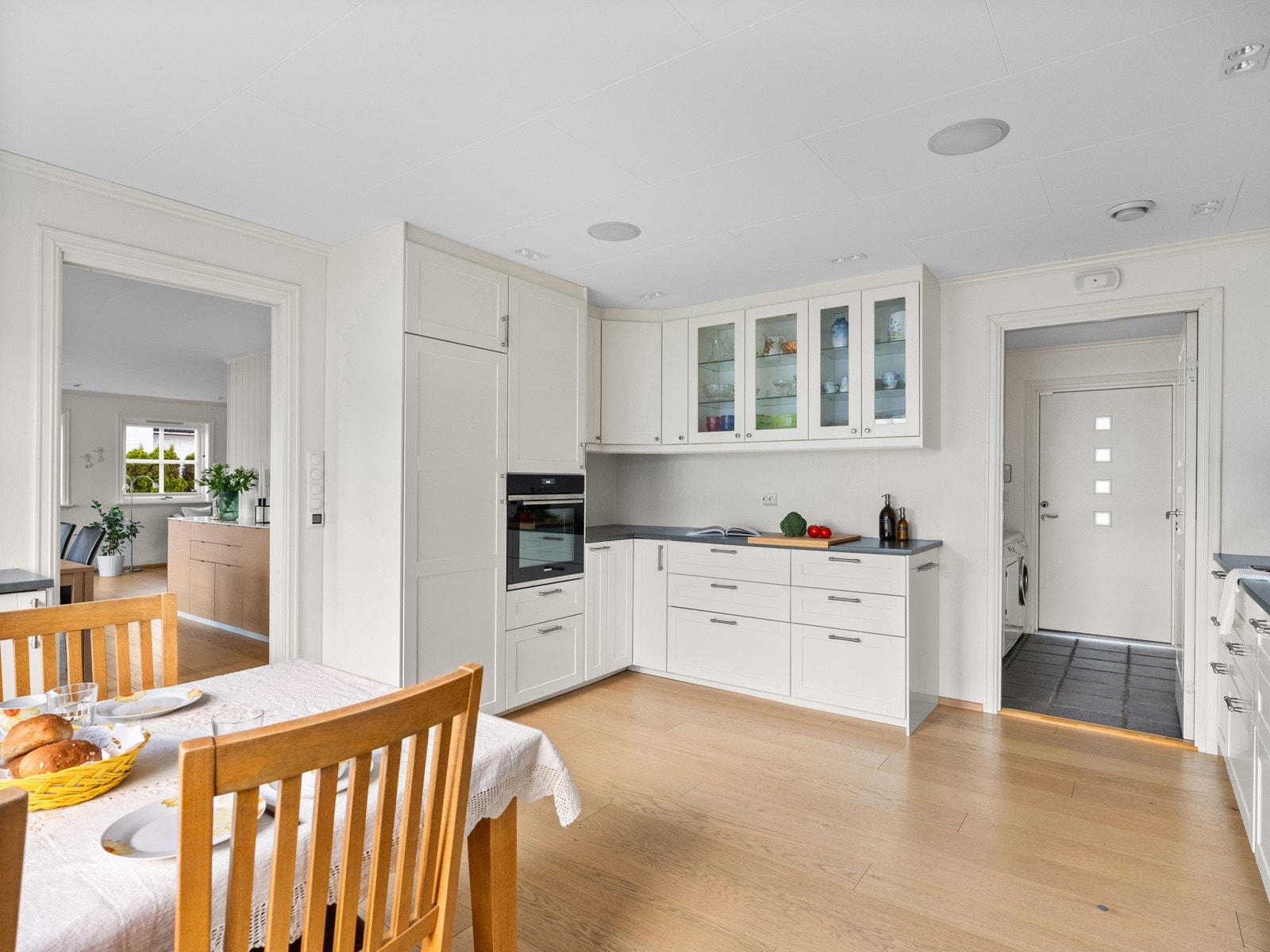 Integrert platetopp, oppvaskmaskin, kjøleskap og stekeovn i god arbeidshøyde. Galleribilde