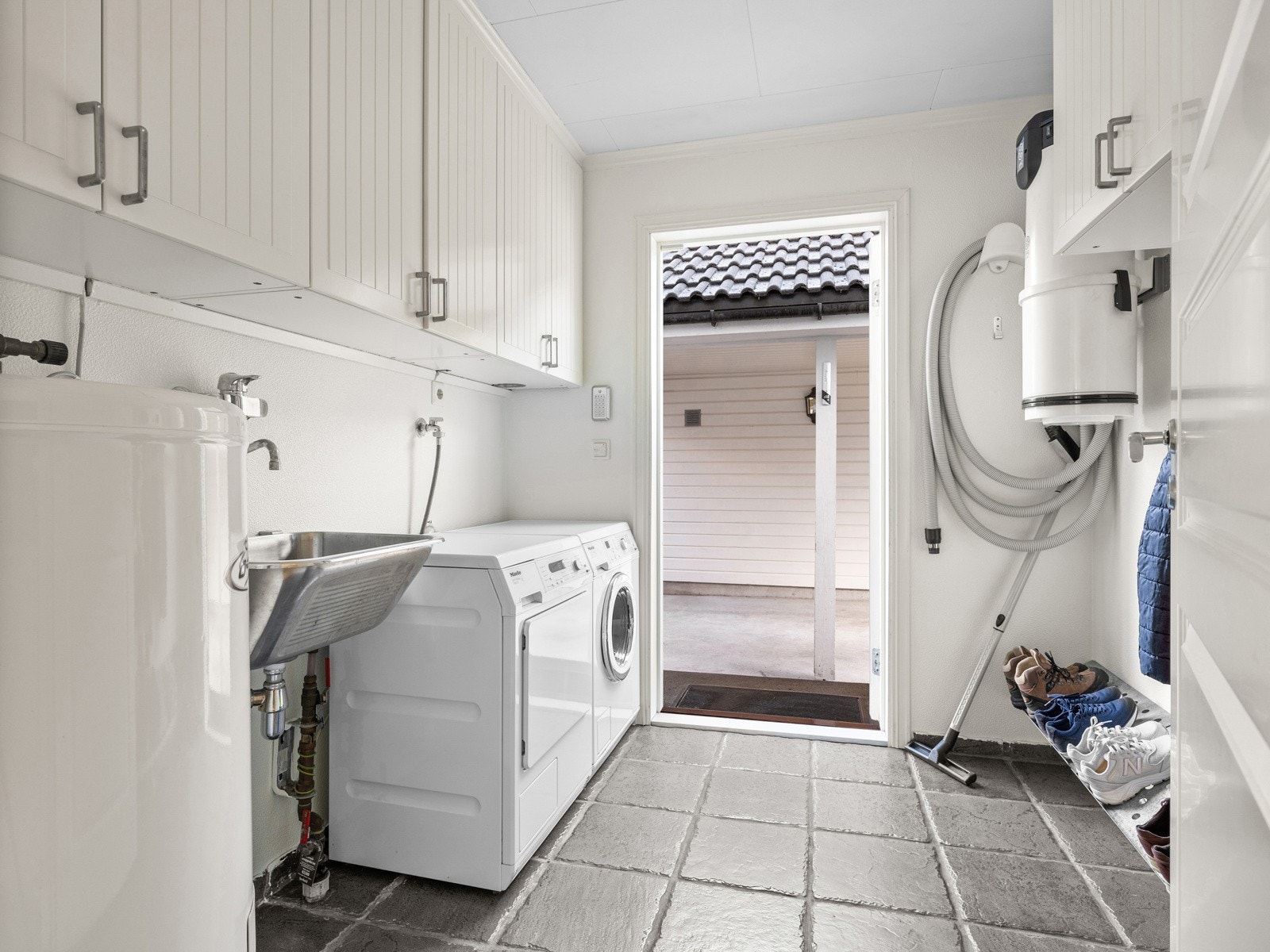 Praktisk løsning i en travel hverdag med bi-inngang/vaskerom tilknyttet kjøkken. Galleribilde