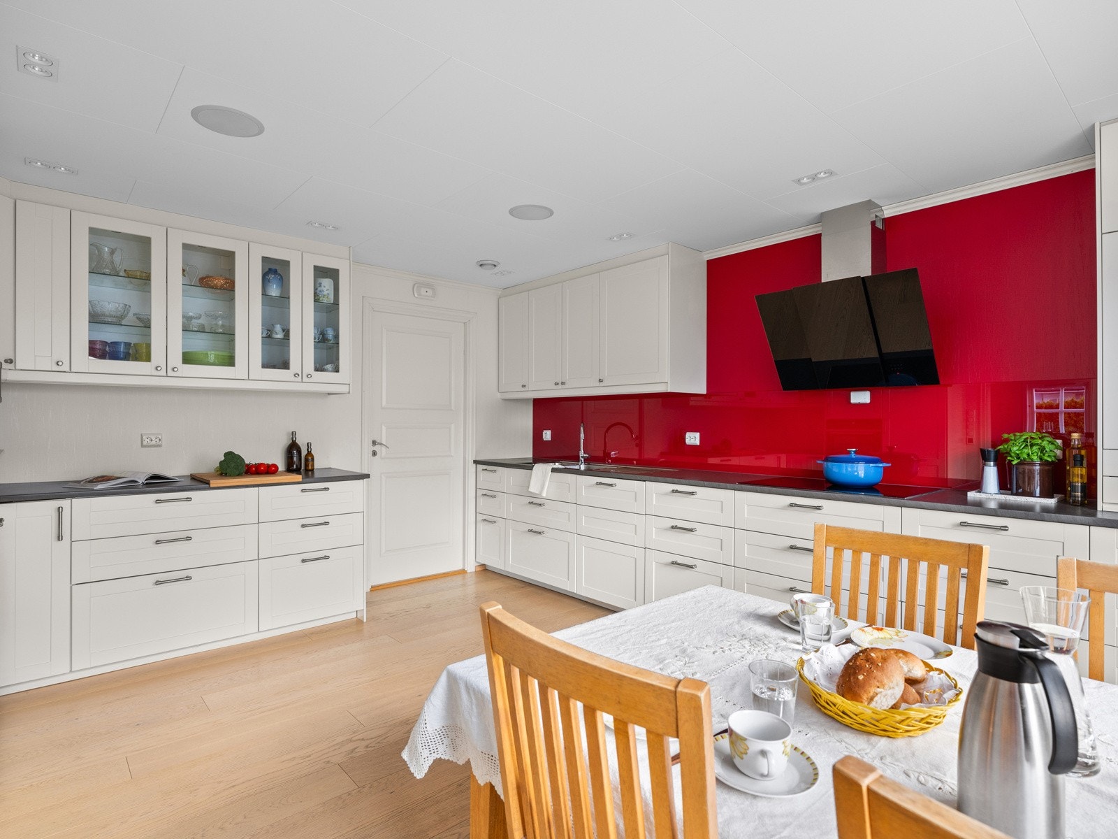 Tilrettelagt og gjennomtenkt med mye oppbevaringsplass og god arbeidsbenk. Galleribilde