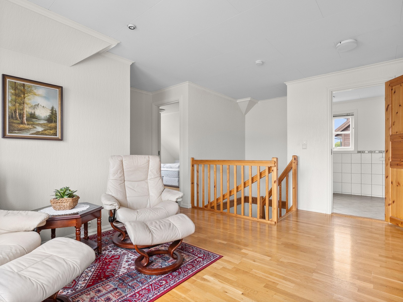 Lyse overflater og parkett på gulv. Galleribilde