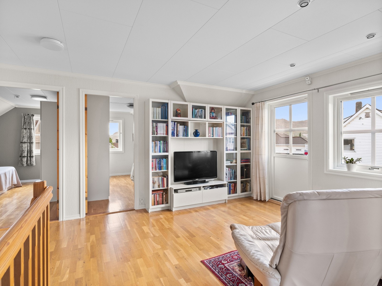 Koselig stue i senter av etasjen med utgang til luftebalkong. Galleribilde