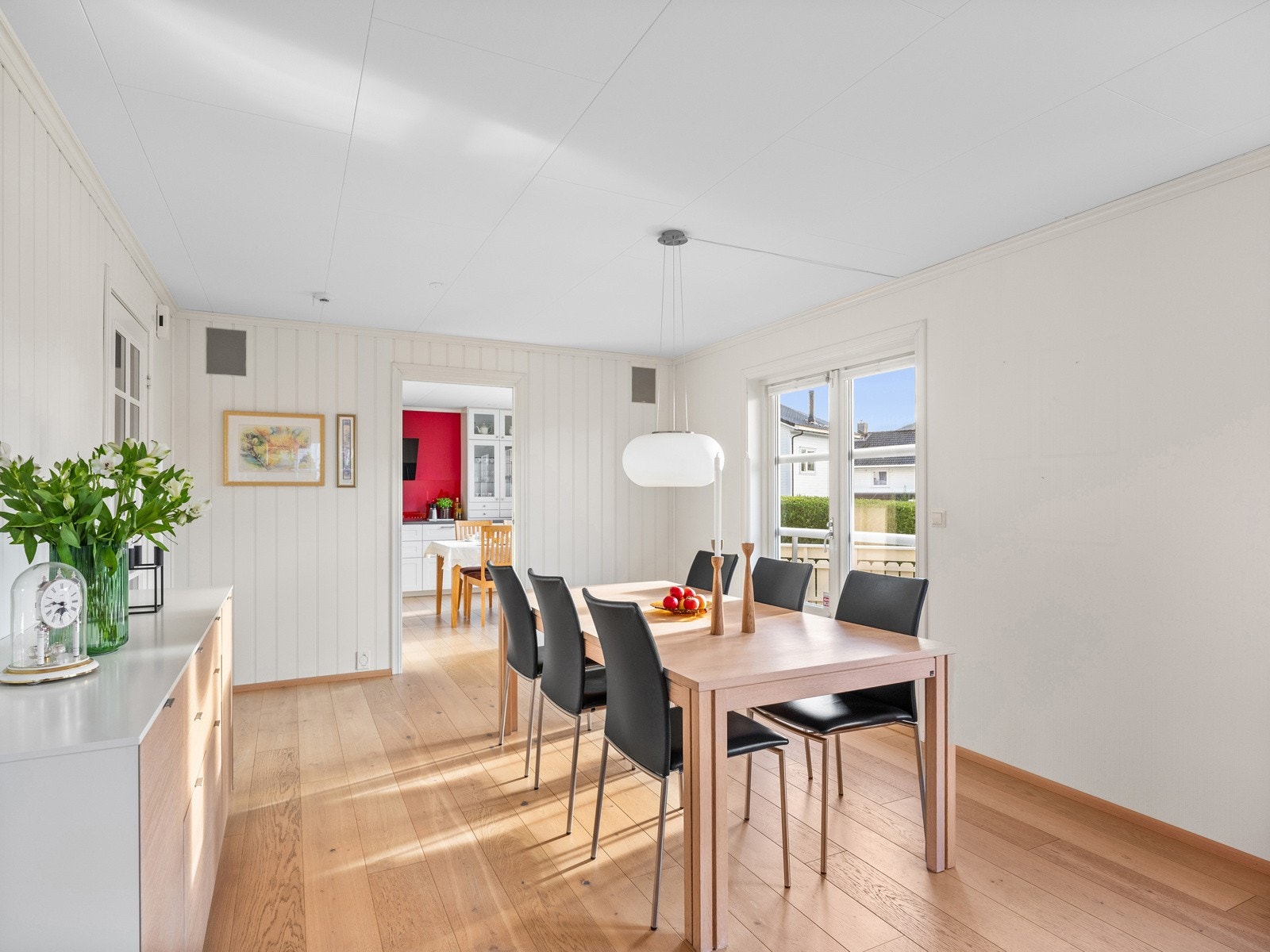 Kjøkken i eget rom med plass til spisebord. Galleribilde