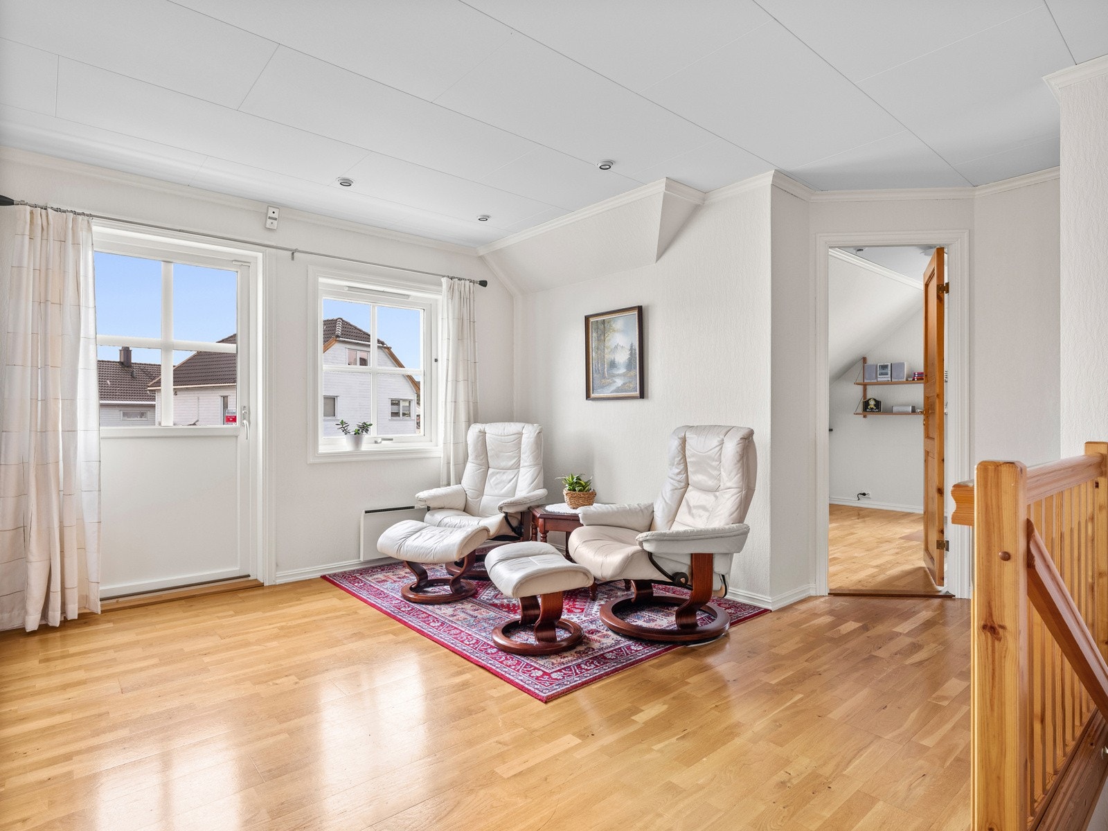 Innholdsrik 2. etasje med 4 soverom, baderom og stue. Galleribilde