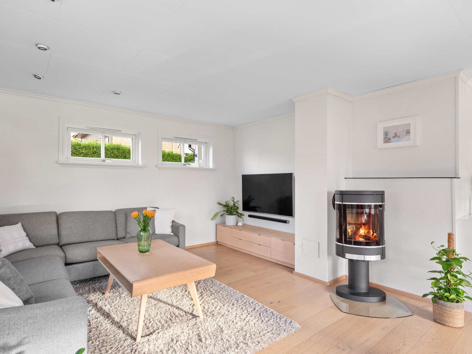 Moderne ildsted gir varme og stemning. Galleribilde