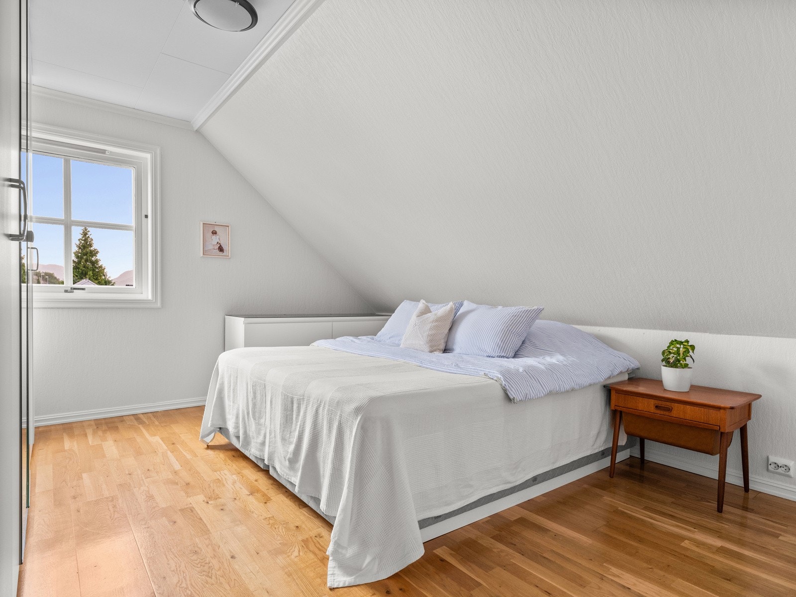 Fire trivelige soverom hvorav tre med garderobe og det ene innredet som kontor. Galleribilde