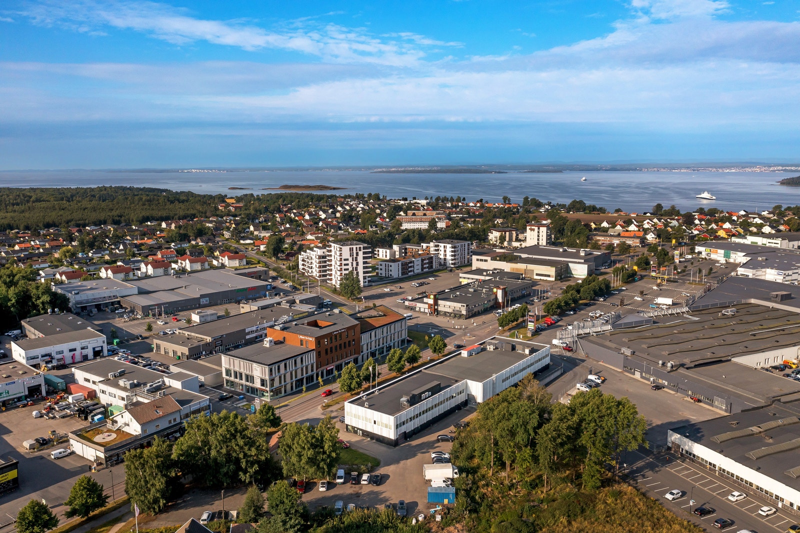 Enkel adkomst med bil og kollektivtransport – 2 min med bil til E6 og 2 min gange til bussholdeplass Galleribilde