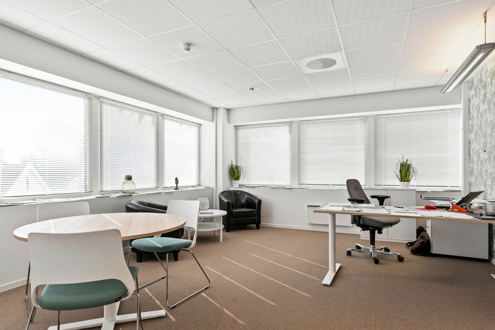 Kontorlokalene har 5 kontorceller, et møterom, et fellesområde, to toaletter og et kjøkken Galleribilde