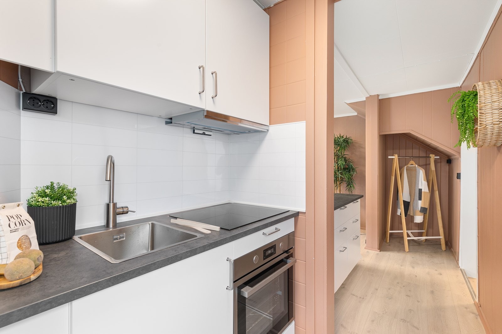 Videre gir kjøkkenet plass for oppbevaring i skuffer og skap Galleribilde